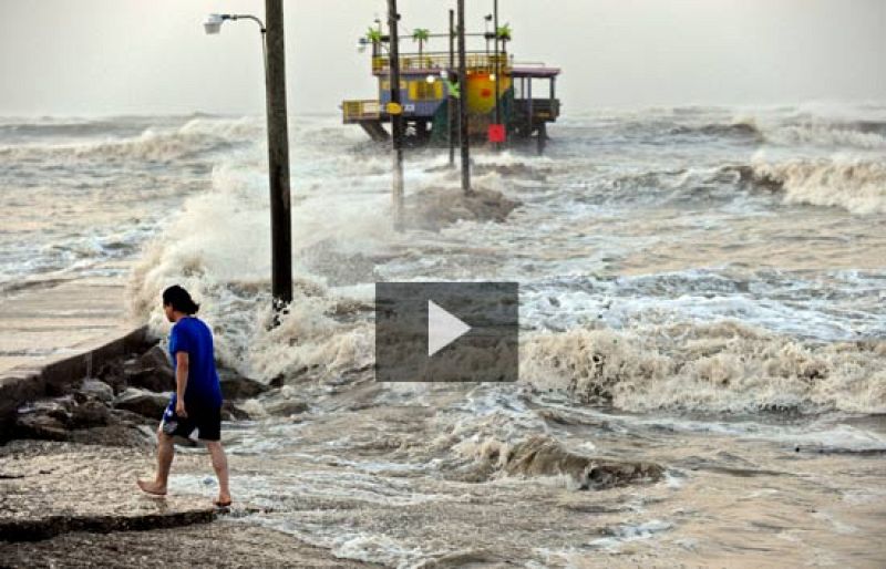 El huracán Ike llega a Texas | Ver