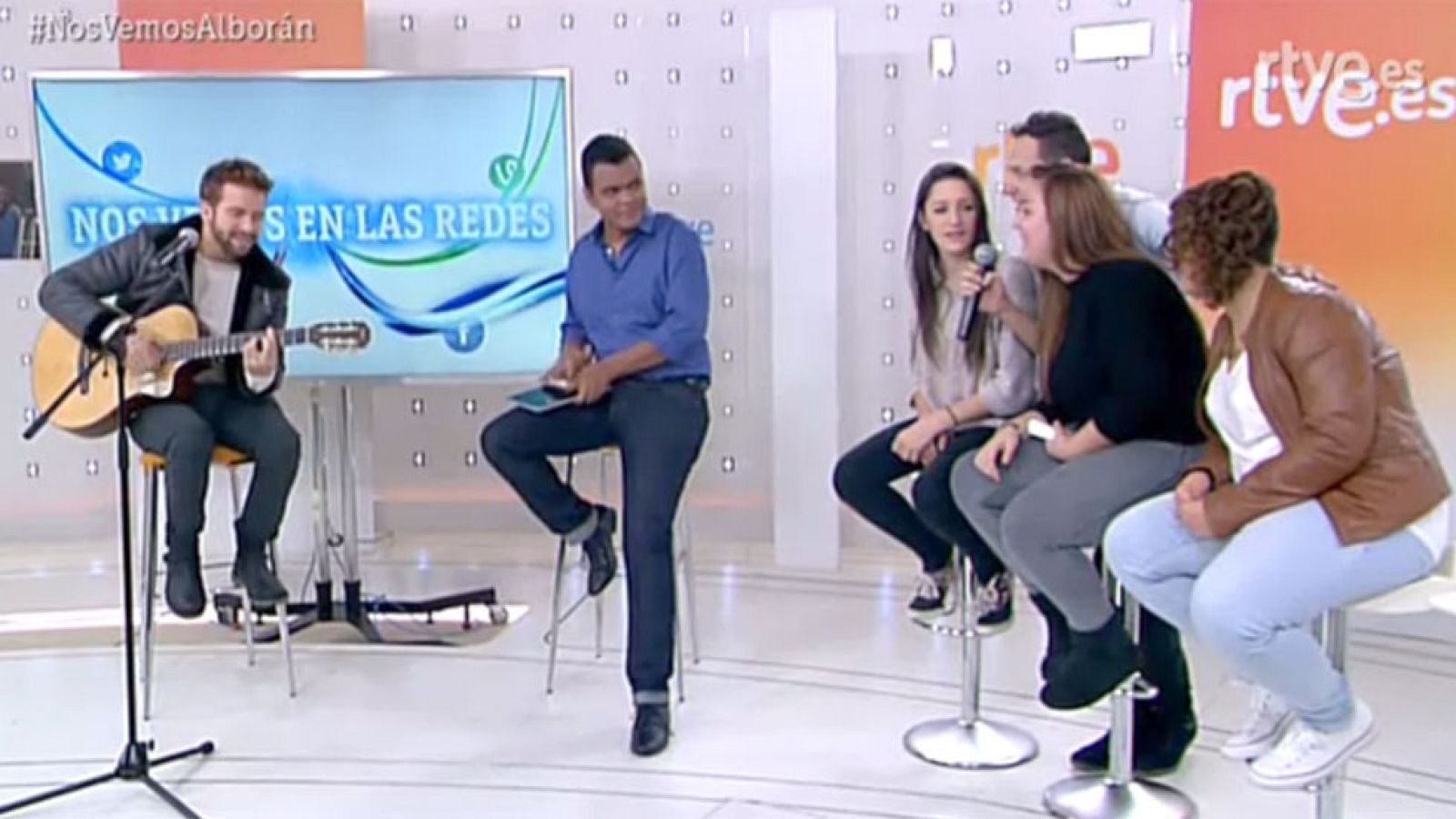 Pablo Alborán canta "Pasos de cero" en 'Nos vemos en las redes' con un grupo de fans - Nos vemos en las redes | Ver