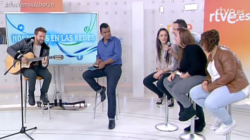 Pablo Alborán canta "Pasos de cero" en 'Nos vemos en las redes' con un grupo de fans