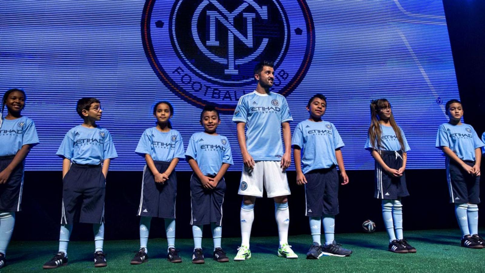 El futbolista español David Villa, flamante fichaje del New York  City, presentó este jueves la primera equipación que el equipo  neoyorquino vestirá la próxima temporada en la Major League Soccer.