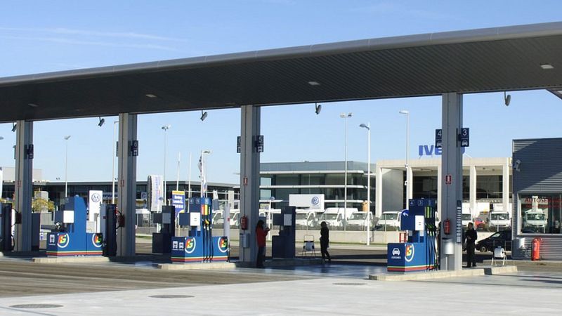 El precio del combustible no baja en la misma proporci�n que el precio del petr�leo