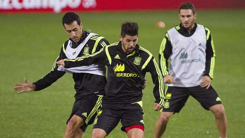 Desde hace una década la selección latía al compás de Xavi Hernández, Xabi Alonso, Iniesta...  Sin ellos, el corazón de España se resiente. Así que Del Bosque ha planificado un trasplante de urgencia... y de futuro.  Y como cada corazón se divide en