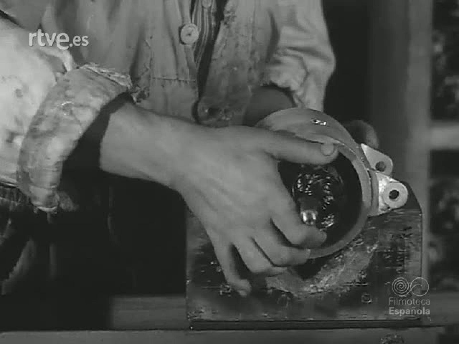 YUNQUE DE HOMBRES. PATROCINADO POR EL MINISTERIO DE EDUCACION NACIONAL - Revista Imágenes | Ver