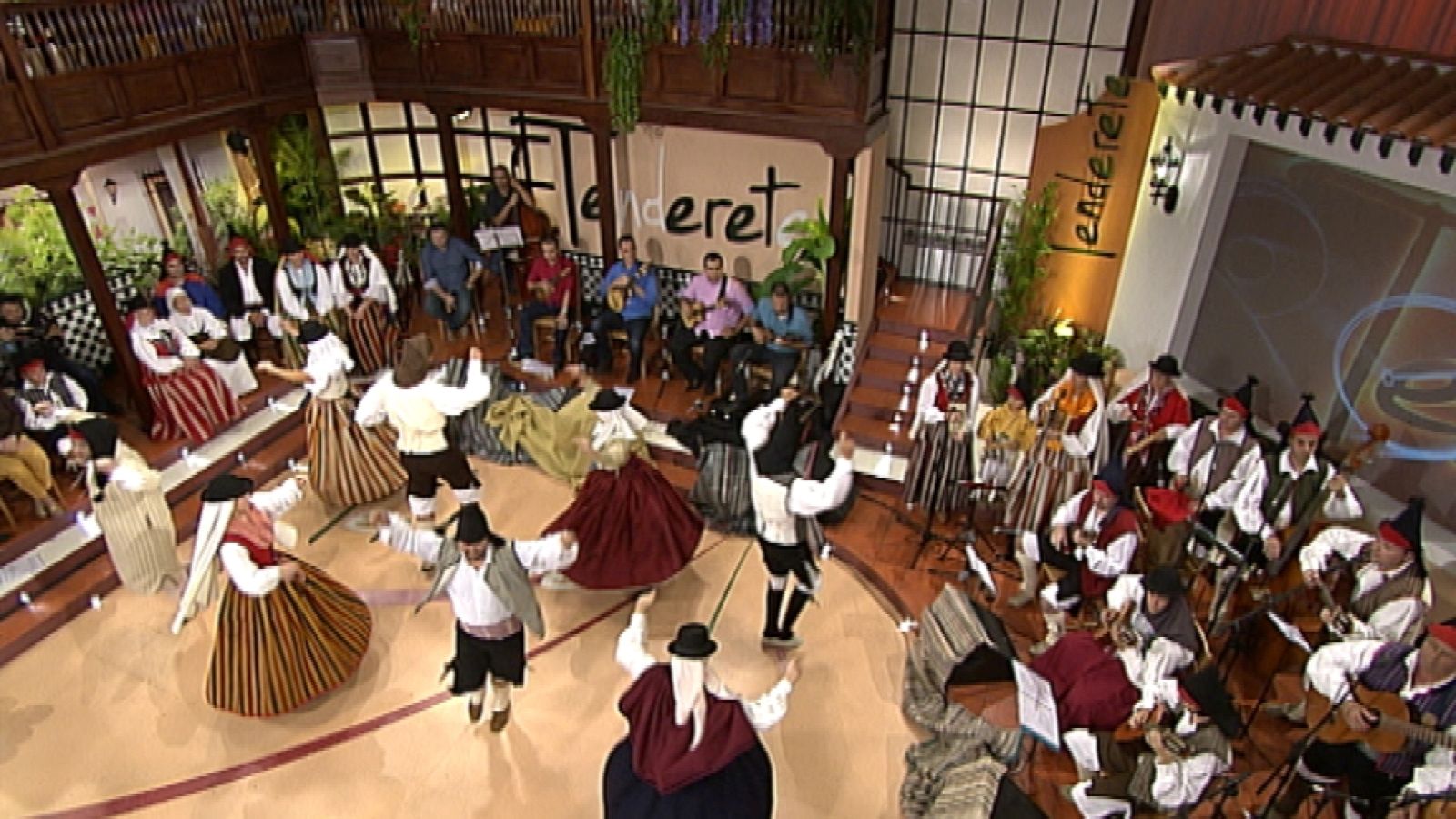 Tenderete - 16/11/14 con "El timple y otras pequeñas guitarras del mundo" y "A.F. Antiguos coros y danzas de Ingenio" - Tenderete | Ver