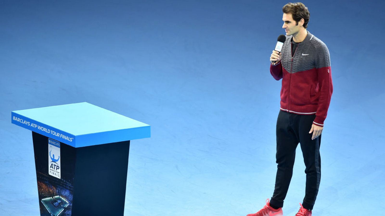 Federer no puede jugar la final del Masters por lesión | Ver