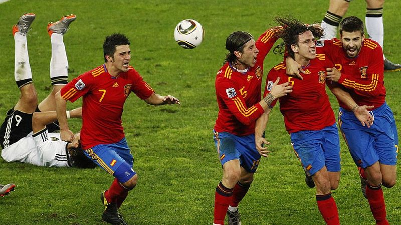 La actual campeona del mundo, la 'Mannschaft', la selección alemana que brilló en Brasil tiene una bestia negra. A España los recuerdos recientes contra alemania le saben a gloria. La semifinal del Mundial de Sudáfrica con el gol de Puyol o el inicio