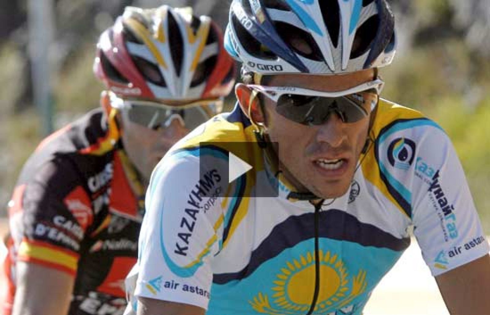 Alberto Contador conquista el Angliru y se viste de líder