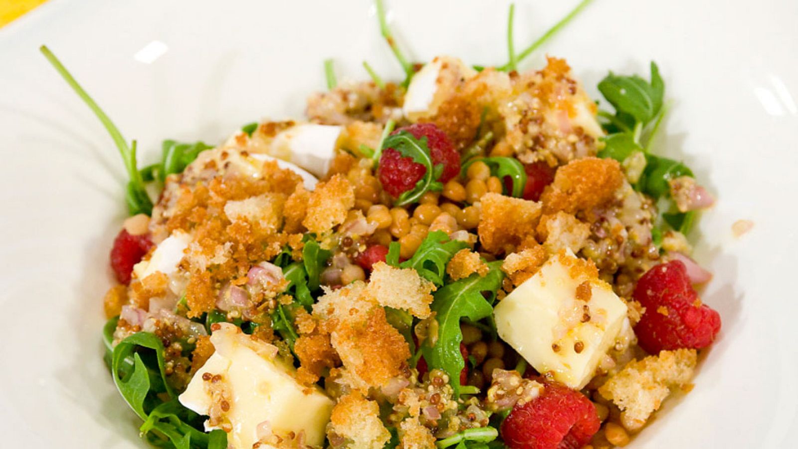 Ensalada de lentejas con frambuesas y camembert