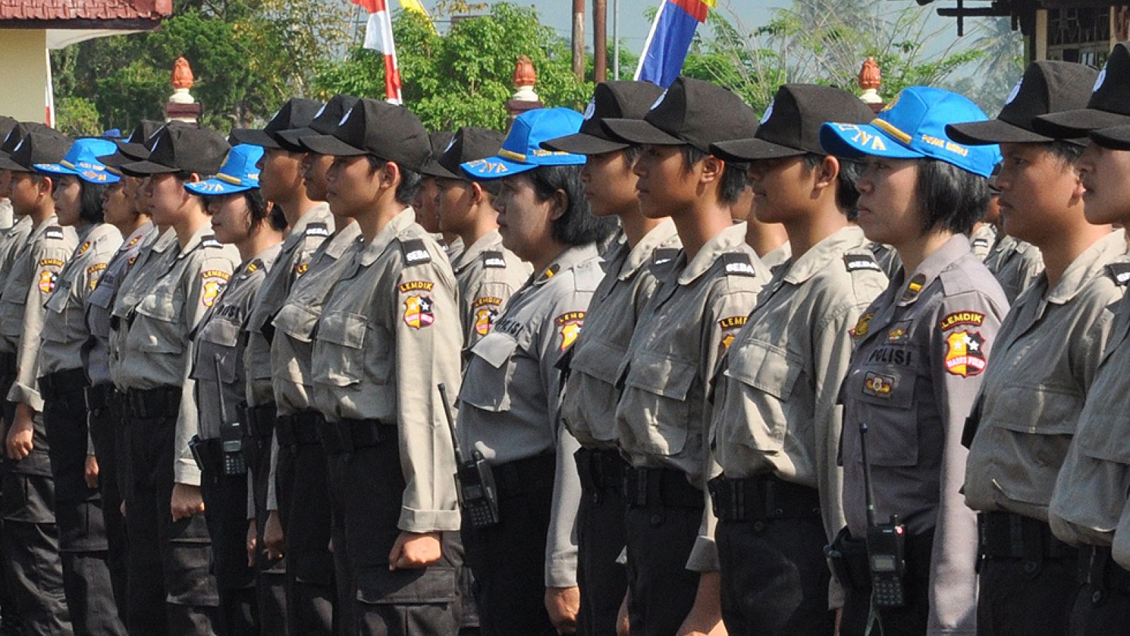 La Policía de Indonesia realiza "pruebas  de virginidad" a las mujeres que quieran ser agentes | Ver