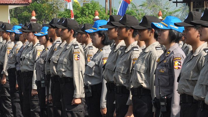 Telediario 1 - La Policía de Indonesia realiza "pruebas  de virginidad" a las mujeres que quieran ser agentes