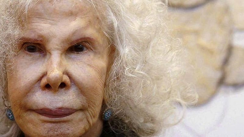 La duquesa de Alba permanece en su casa acompañada de su marido y sus hijos - Informativo 24h | Ver