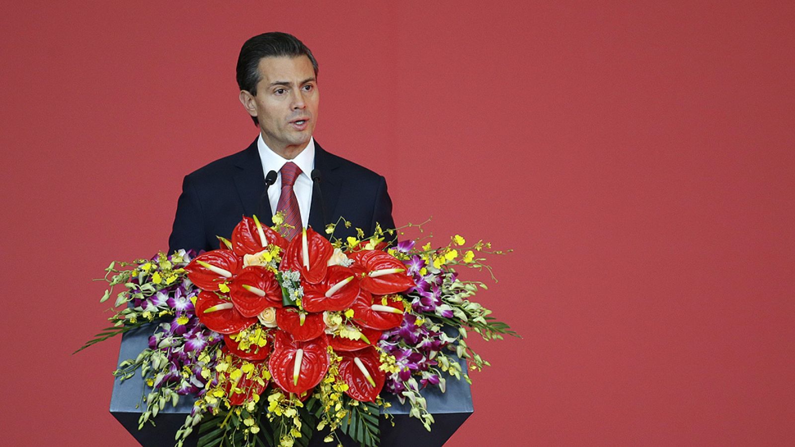 La polémica por la llamada "Casa Blanca" se suma a la crisis política del presidente Peña Nieto