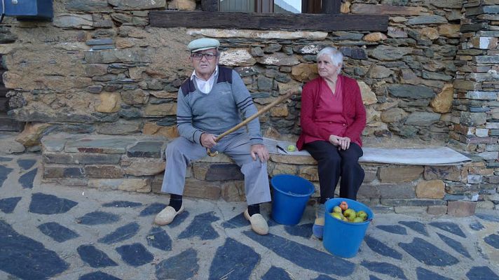 Aquí la Tierra - Pizarra negra para un pueblo hermoso