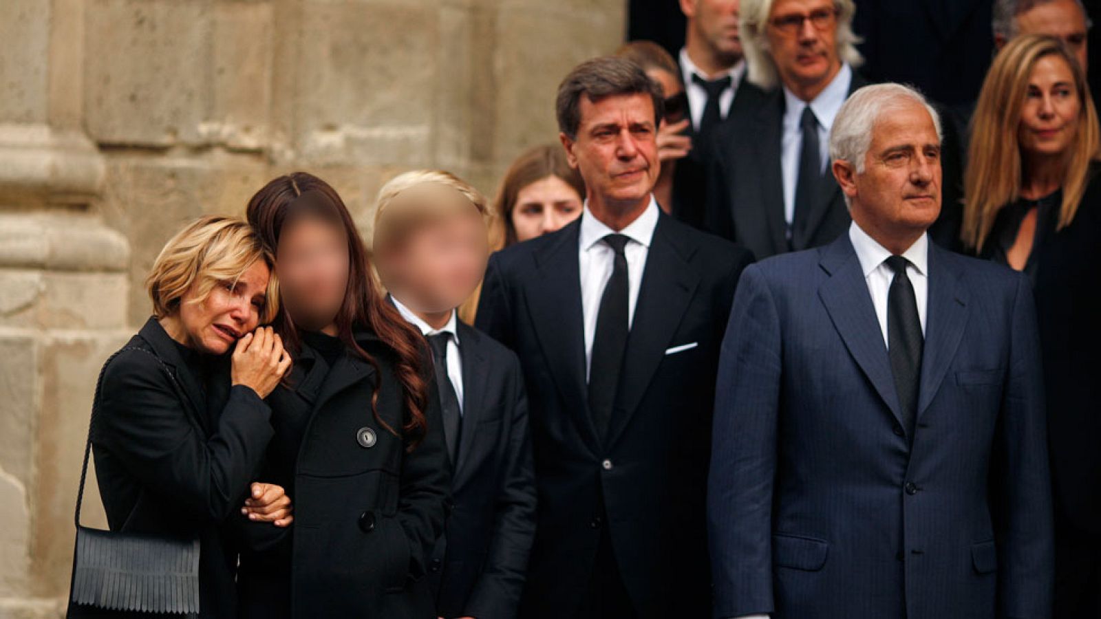 El féretro con el cadáver de la duquesa de Alba es trasladado a la catedral