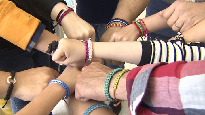 Telediario 1 - Pulseras que ayudan a los pequeños a luchar contra el cáncer