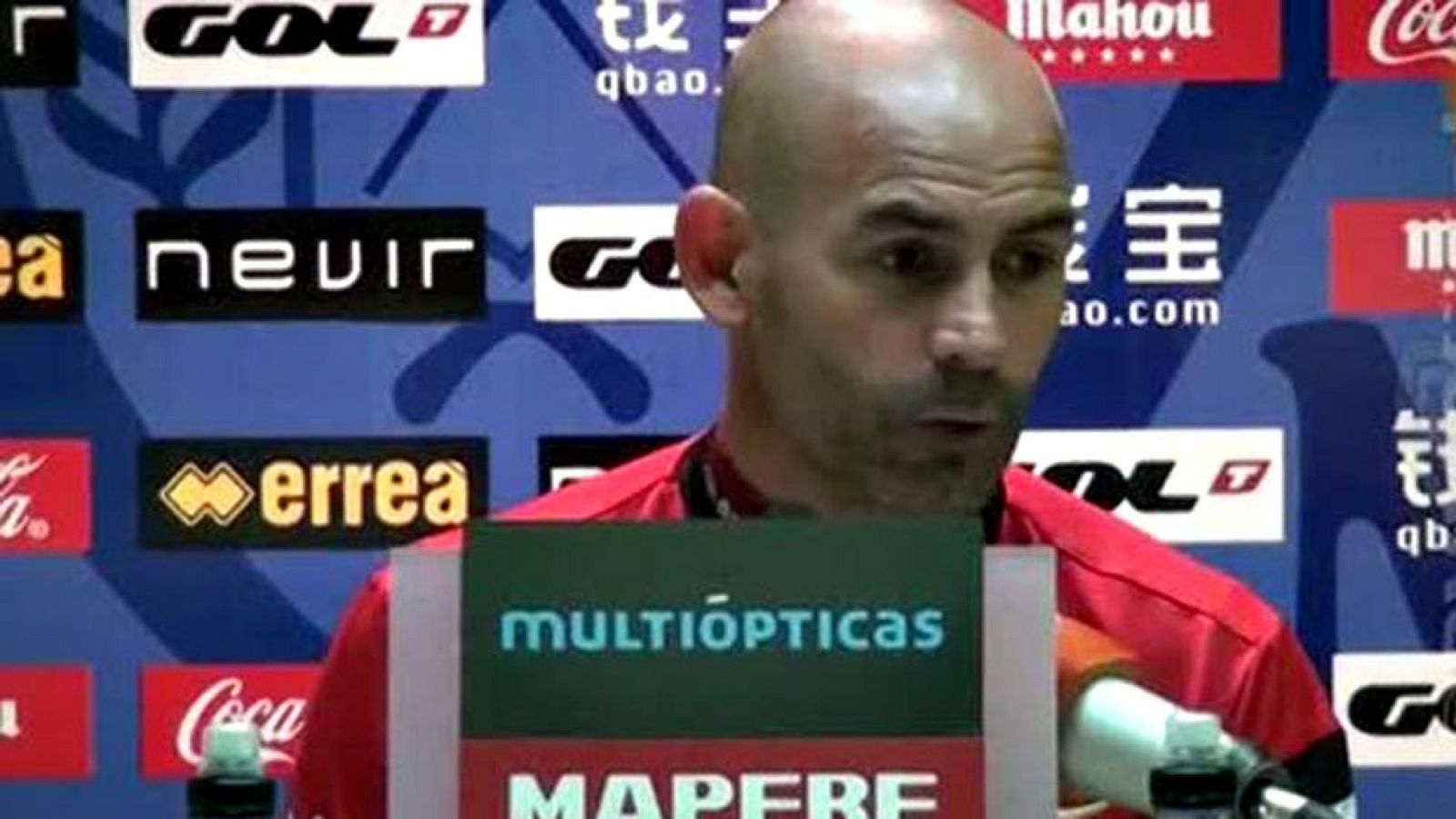 El entrenador del Rayo Vallecano, Paco Jémez, ha anunciado este  sábado que tanto él como su cuerpo técnico y toda la plantilla del  conjunto madrileño ayudarán económicamente pagando el alquiler a  Carmen, la vecina de 85 años desahuciada el viernes