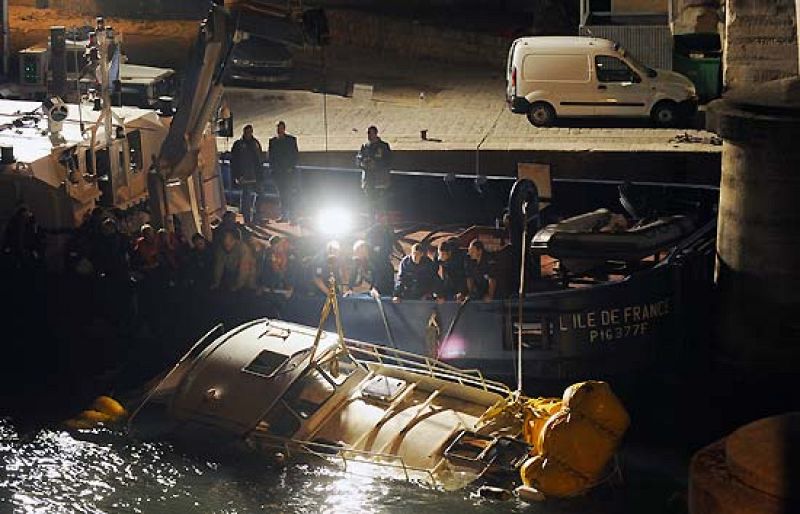 Se hunde un barco de turistas en París