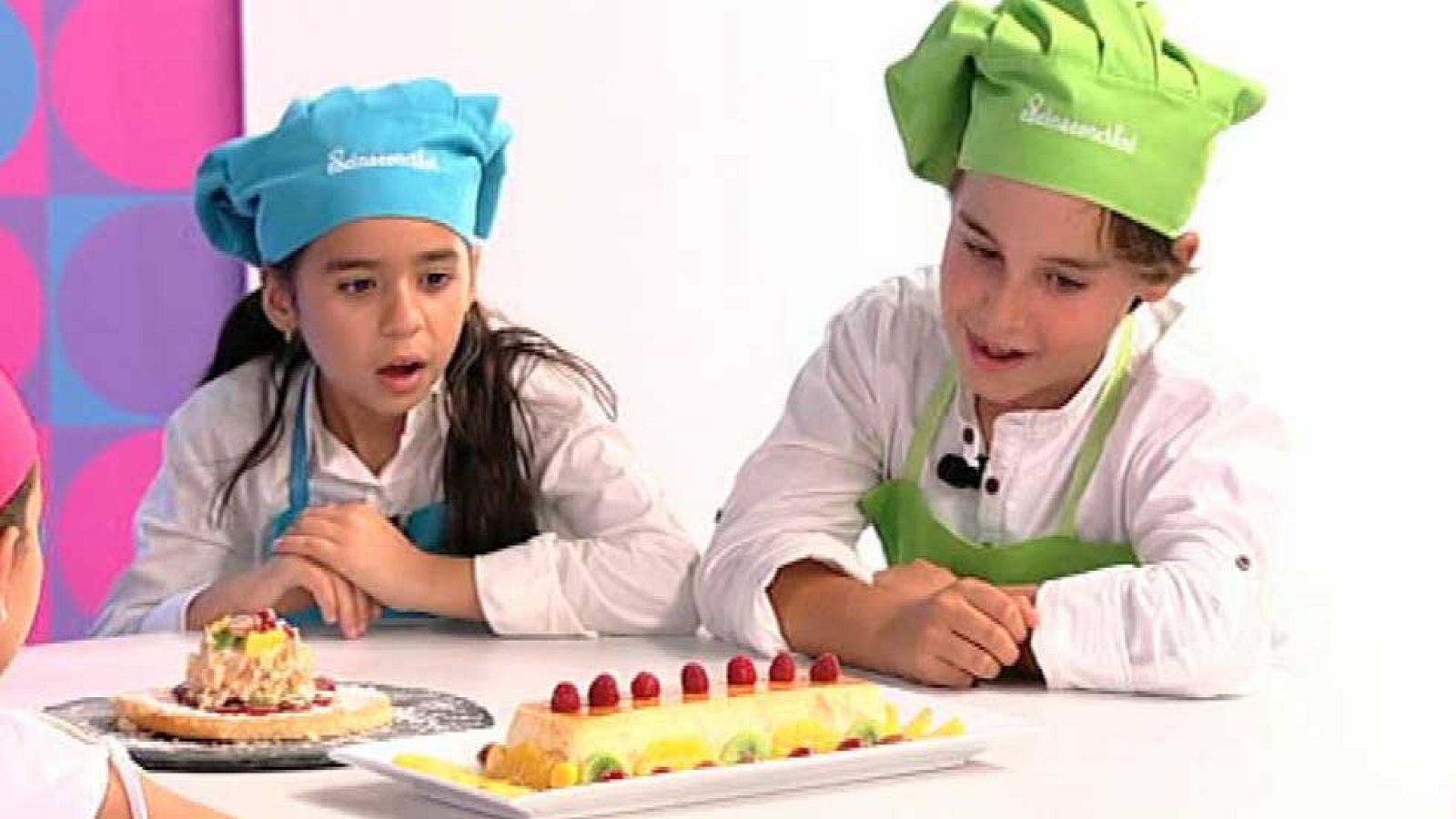 Sombrero con tocado de frutas de temporada