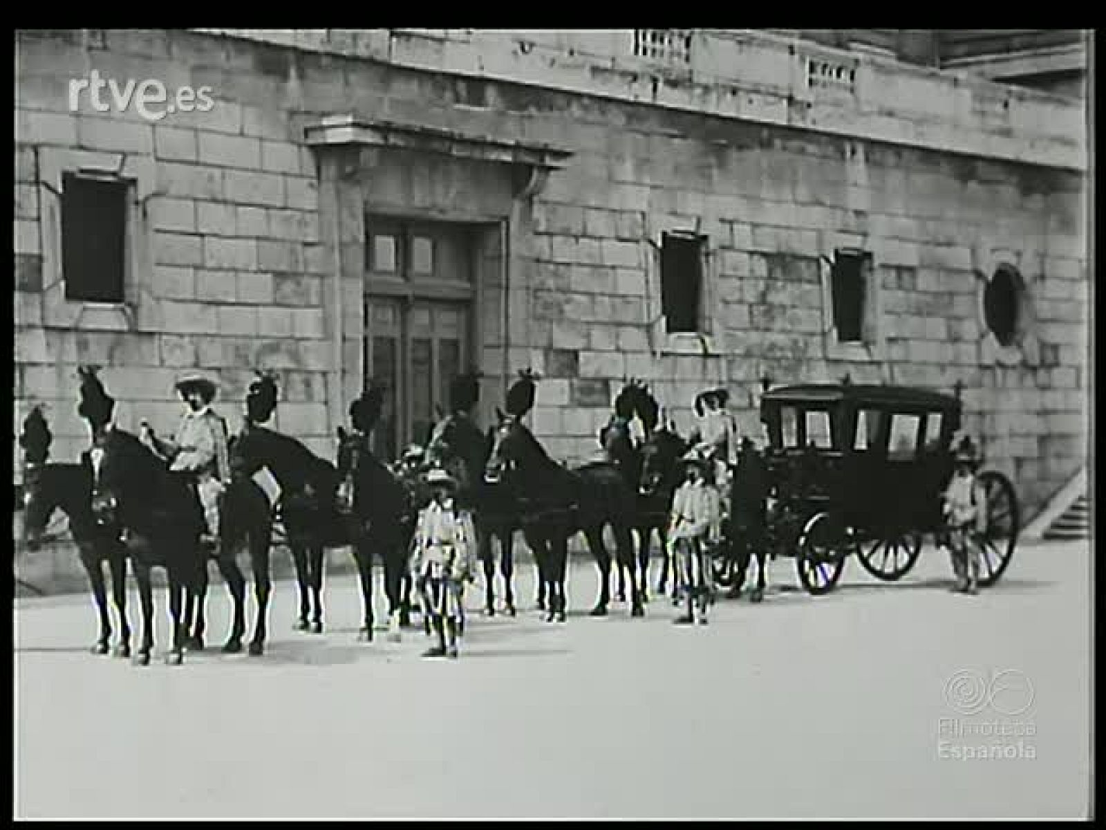 DE LA SILLA DE MANOS AL JEEP - Revista Imágenes | Ver