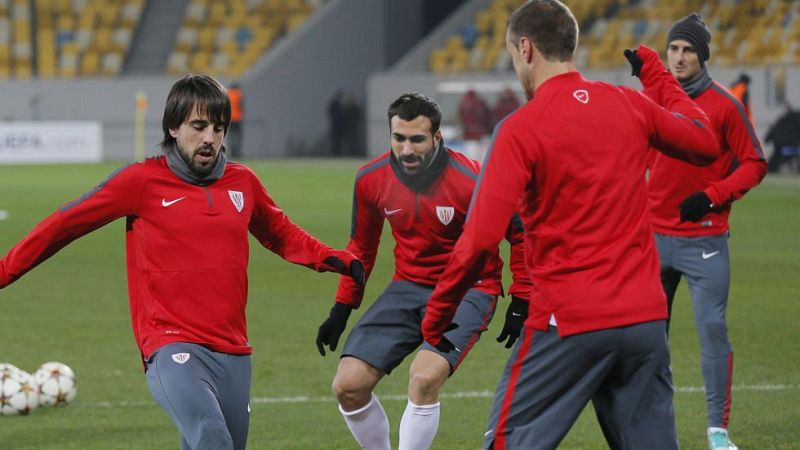 Ya eliminados pero con la esperanza de agarrarse a la tercera plaza, los jugadores del Athletic Club han viajado a Lviv, donde jugarán contra el Shakhtar Donetsk.