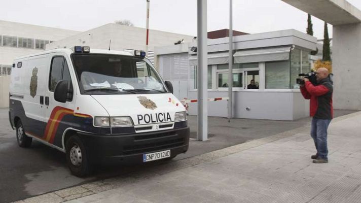 Telediario 1 - Los cuatro detenidos por abusos sexuales quedan libres con cargos y el padre Román paga su fianza