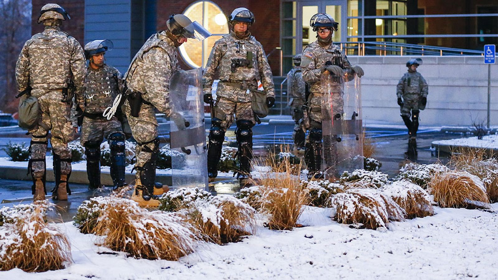 Disturbios y arrestos en Los Ángeles mientras Ferguson recupera la normalidad - Informativo 24h | Ver