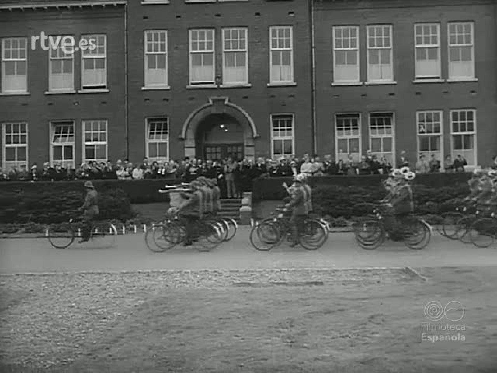 AL SON DE LA MUSICA - Revista Imágenes | Ver