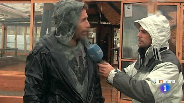 La mañana - "Las hamacas han volado por todo el paseo"