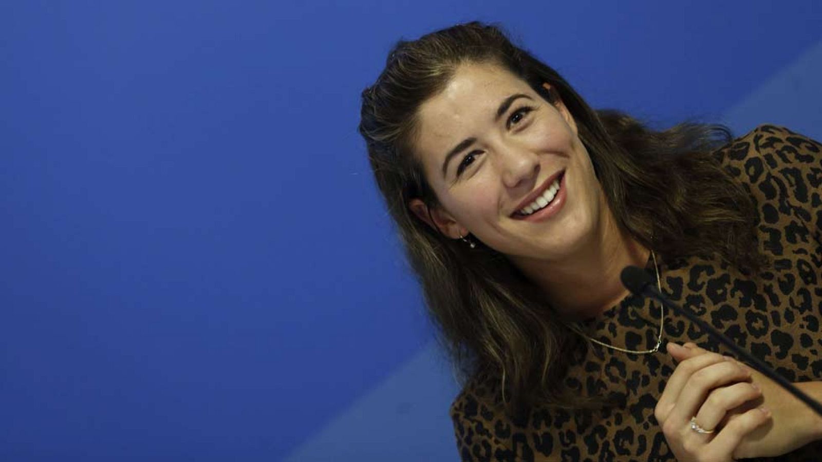 La hispano-venezolana Garbiñe Muguruza aseguró sentirse "muy orgullosa" de la decisión de representar a España en competiciones internacionales y mostró su ilusión por ganar en un futuro próximo la Copa Federación. "Fue una decisión muy difícil", dij