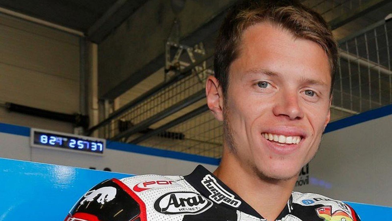 Acaba de terminar el mundial de motociclismo, pero no hay tregua para los pilotos y sus equipos, que ya preparan la temporada que viene. Es el caso de Tito Rabat... El campeón de Moto2 nos ha mostrado cómo es su día a día, dónde vive y entrena: una c