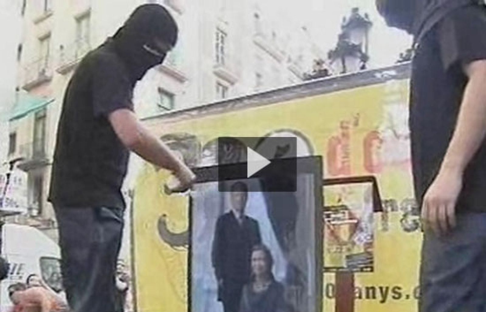 La fiscalía ha pedido a los Mossos que identifiquen a los autores de la quema de fotos de los Reyes | Ver