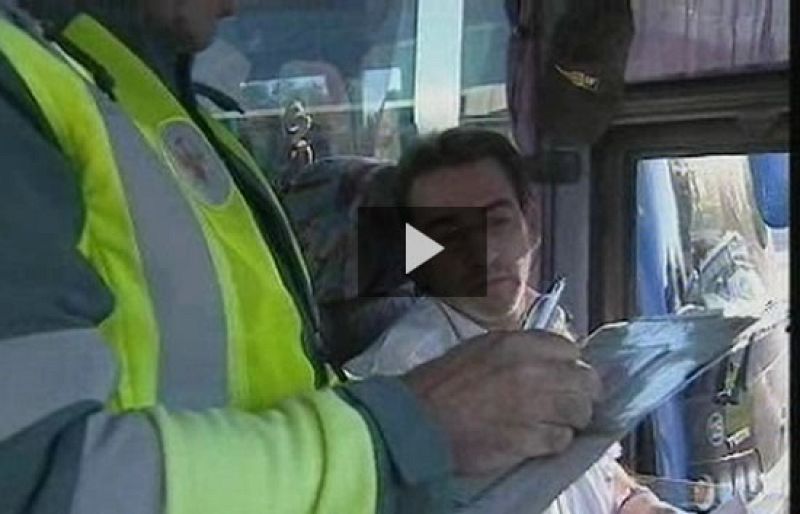 Muchos de los alumnos que hoy empiezan las clases, van al cole en autobús escolar | Ver