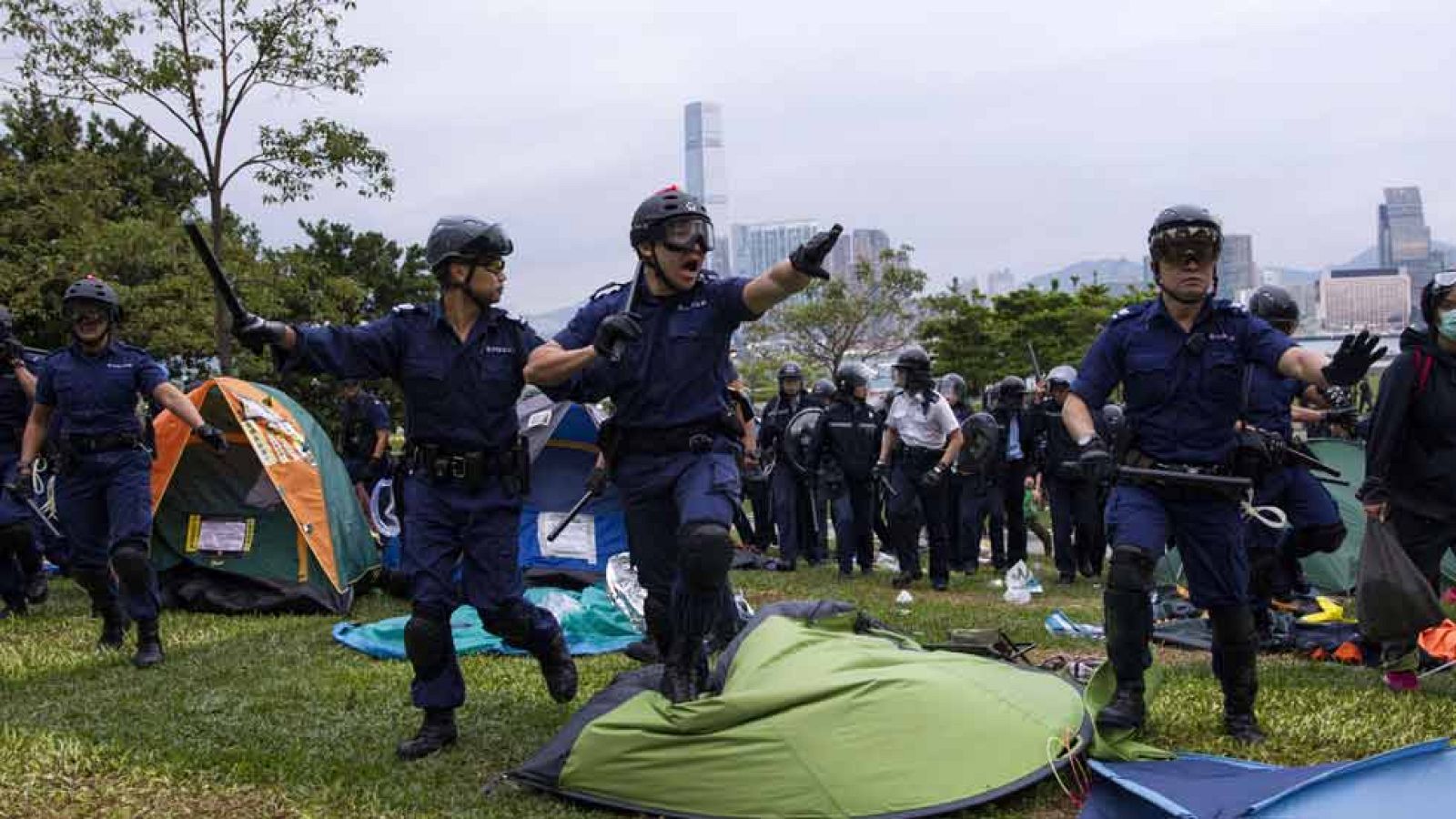 Cargas policiales en Hong Kong para disolver a los protestantes que intentaron cercar varios edificios gubernamentales