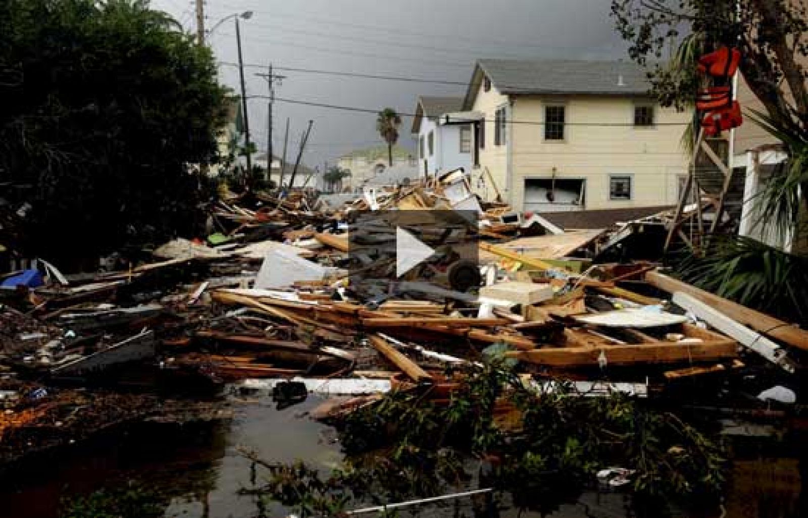 Galveston ha sufrido seriamente la furia del huracán Ike. | Ver