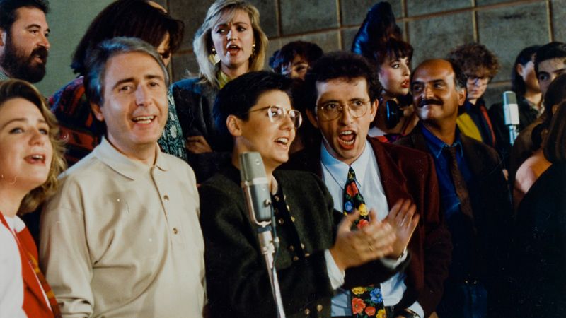 Las estrellas de la tele cantan 'Que no se acabe el mundo' (1990)