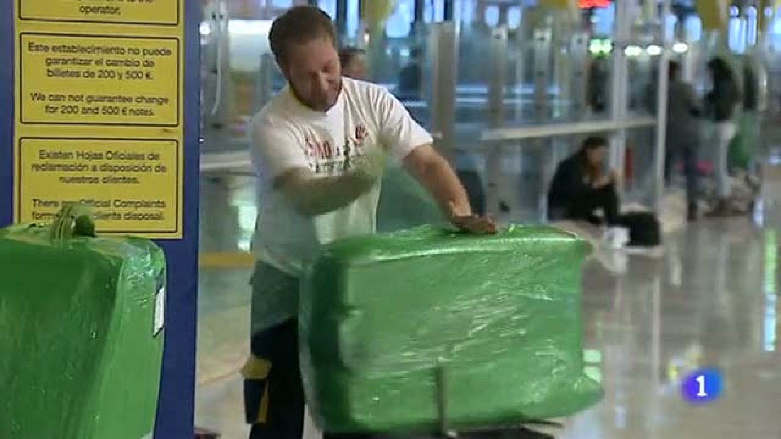 La empresa oficial que plastifica maletas en Barajas se queja de competencia ilegal