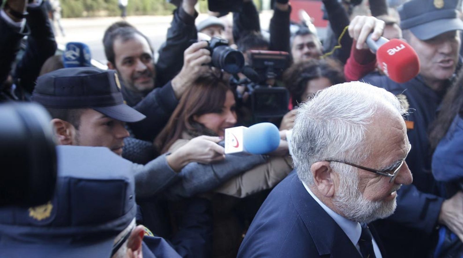 Cotino llega al TSJCV para declarar por la visita del papa entre gritos de 'Al infierno' y 'ladrón' - Informativo 24h | Ver