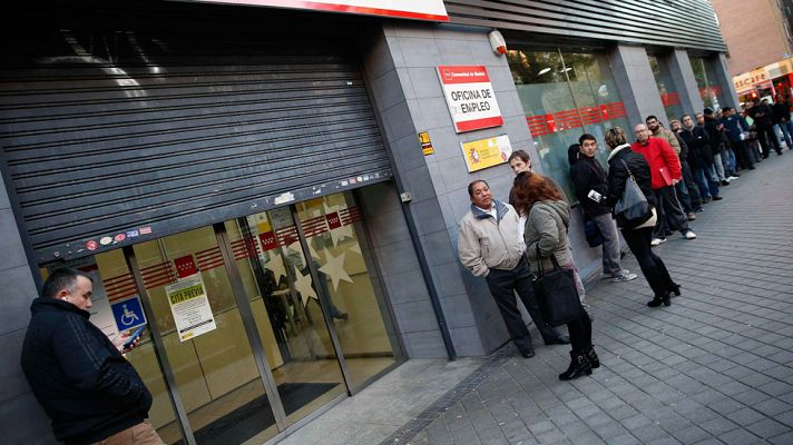 Informativo 24h - El número de parados bajó en 14.688 personas en noviembre