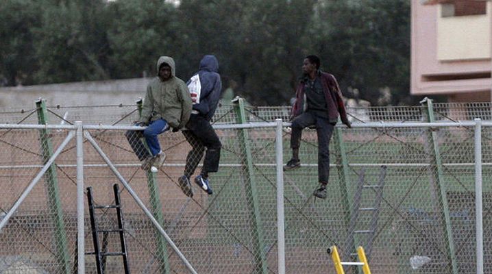 Informativo 24h - Una treintena de inmigrantes consiguen entrar en Melilla en un nuevo salto masivo de la valla