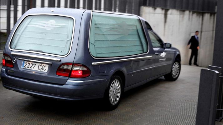 Telediario 1 - Familiares y amigos reciben a 'Jimmy' a su llegada al tanatorio de La Coruña