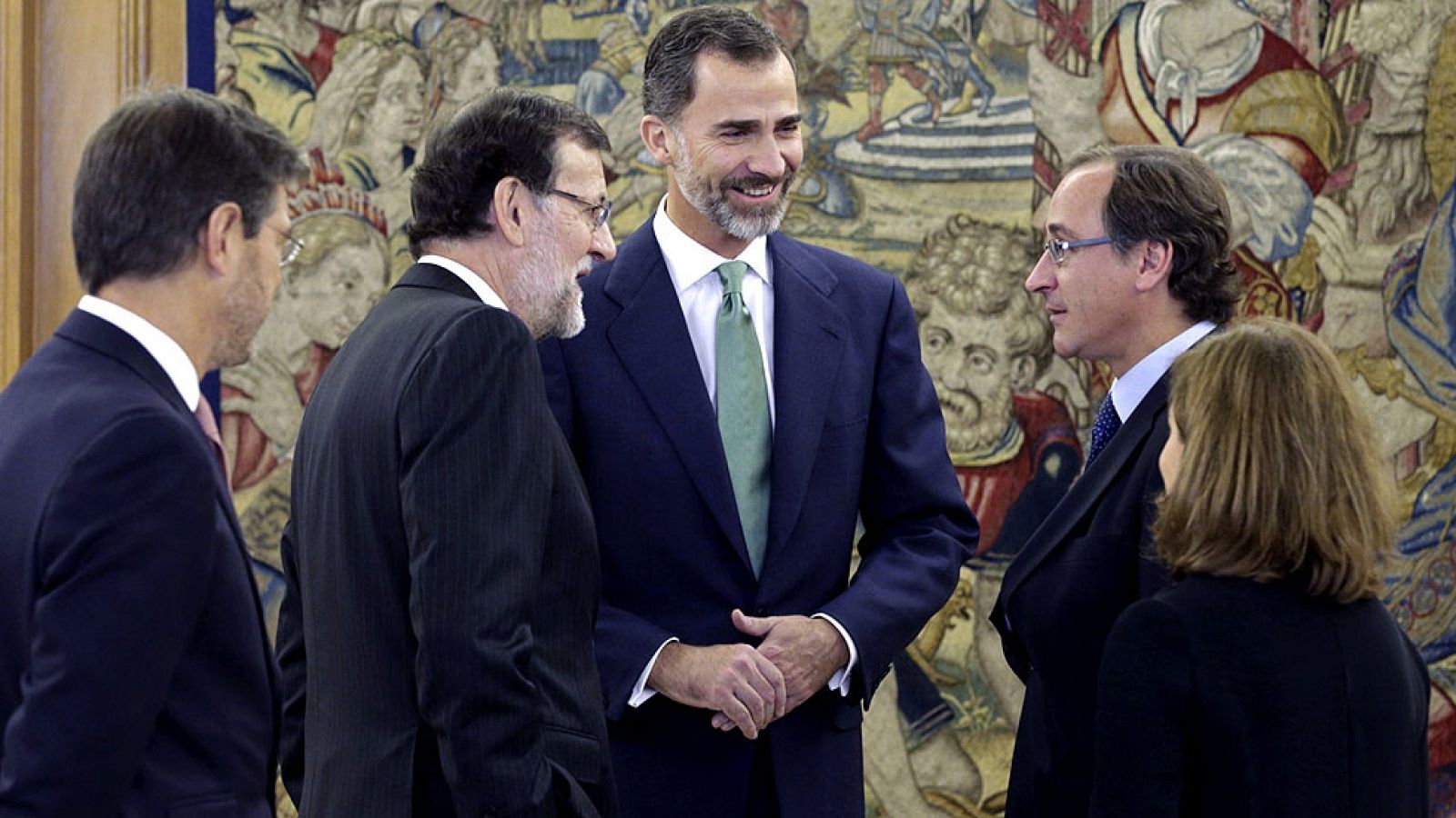 Alonso quiere "impulsar la agenda social" y el PSOE le pide que "revierta los recortes"