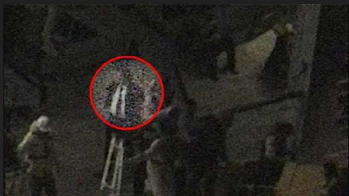  - Un vídeo muestra al capitán Schettino esperando un bote