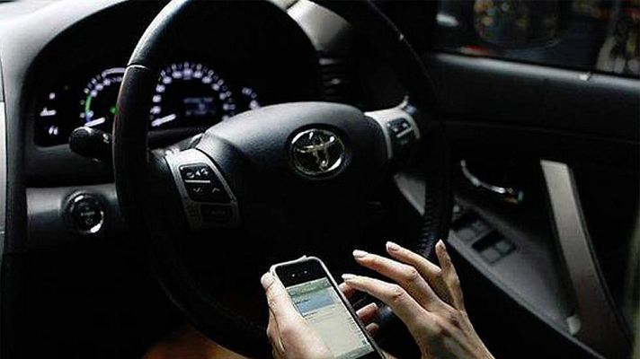 Telediario 1 - La DGT, ante el puente de la Constitución: ojo a la carretera, no al móvil