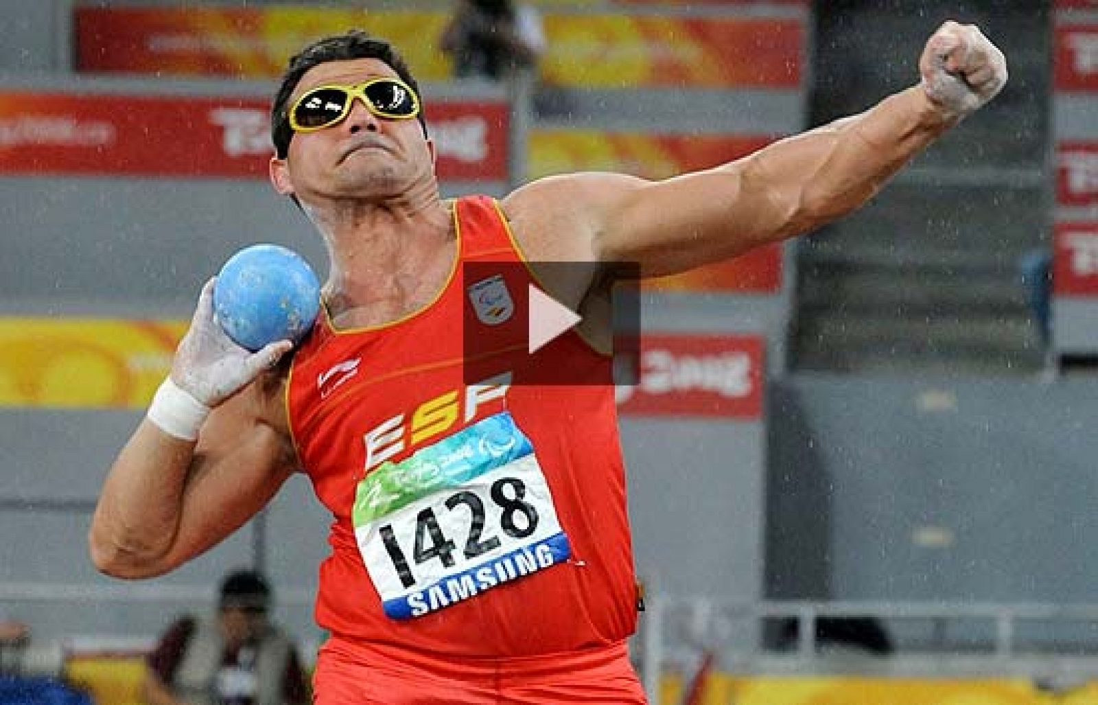 El lanzador español David Casinos ha conseguido el oro en peso en categoría F11-12, para discapacitados visuales.Su mejor lanzamiento ha sido el segundo, en el que ha logrado 14,50 metros.