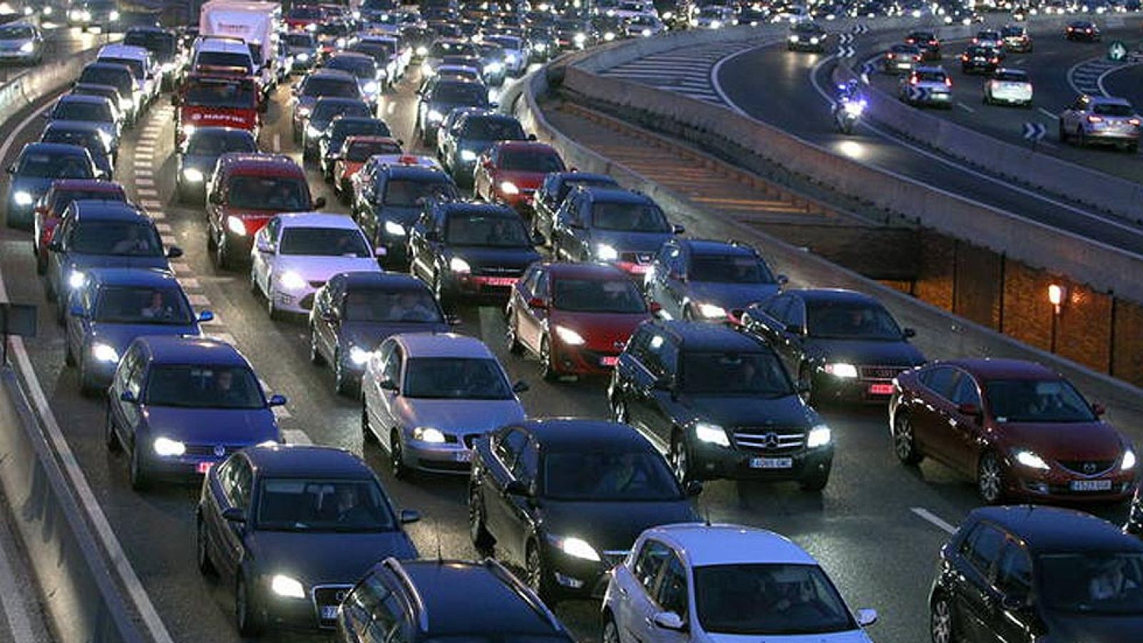 En las carreteras se ha iniciado el dispositivo especial para este fin de semana