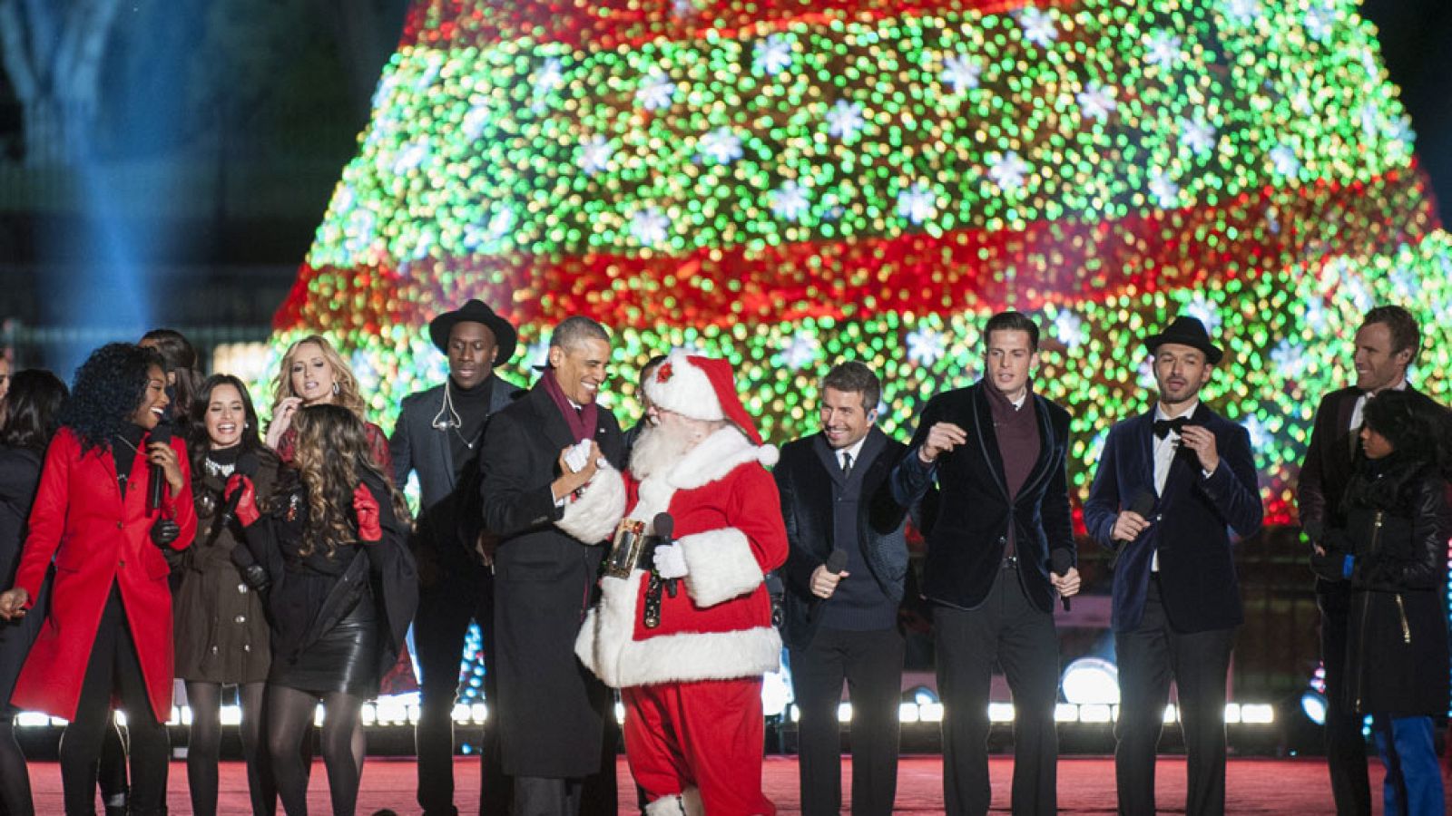 Tradicional encendido de las luces navideñas frente a la Casa Blanca