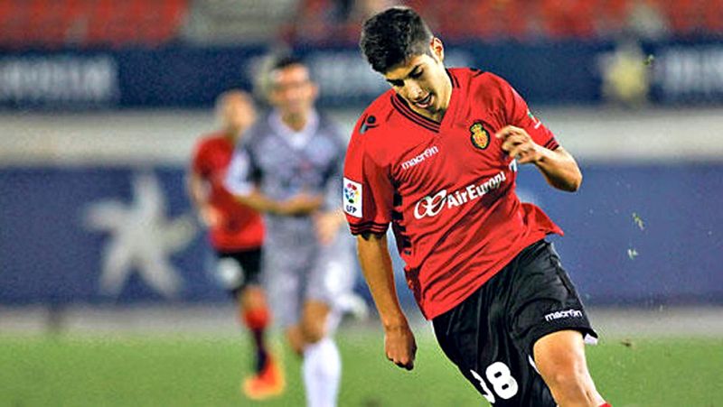 El Real Madrid ha informado este viernes de que ha fichado por seis temporadas al mediapunta Marco Asensio, procedente del Mallorca, equipo en el que seguirá hasta el final de la presente temporada.