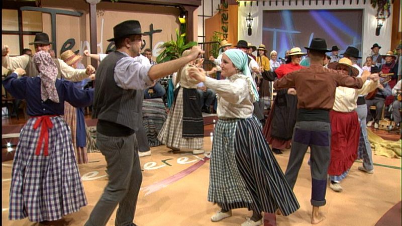 Tenderete - 07/12/14  Música de todas las Islas con Estrella y Guía y el timplista Mel Rodríguez con varios cantadores, en Tenderete. - Tenderete | Ver