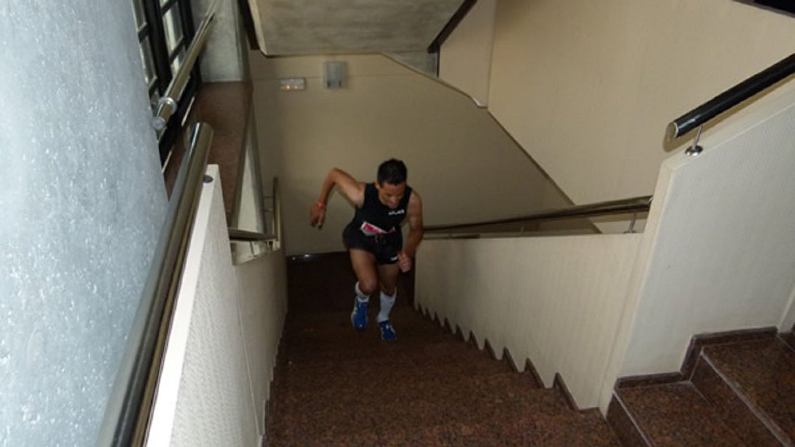 El español Ángel Llorens es atleta y su especialidad es el ascenso de rascacielos. Escalón a escalón, Llorens avanza en su carrera y se entrena en Cuenca, donde no hay rascacielos pero sí grandes desniveles.