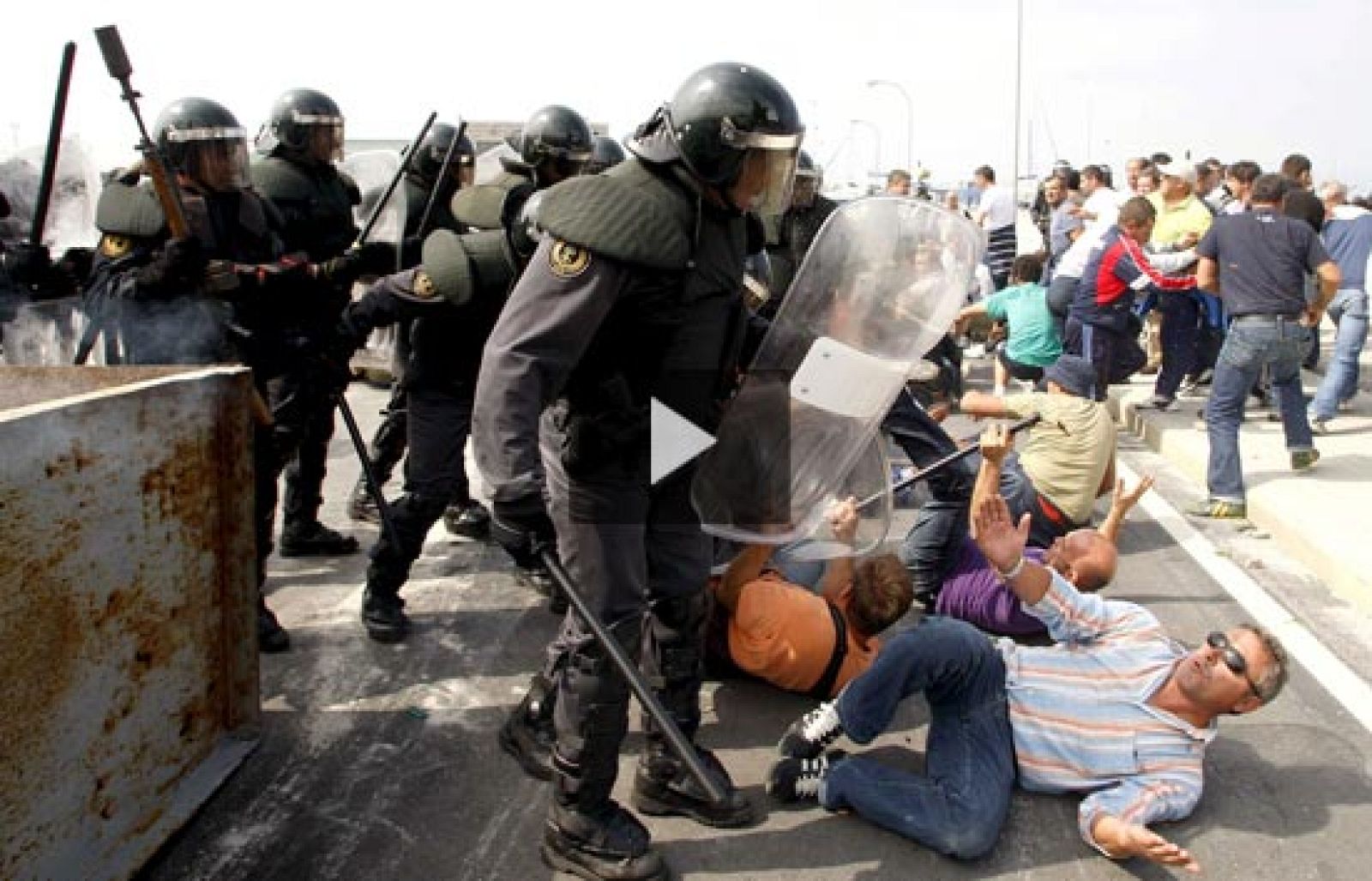 Enfrentamientos entre los mejilloneros y la Guardia Civil en Vilanova de Arousa | Ver